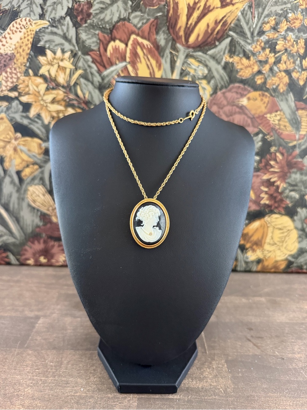 Avon Gold Cameo Pendant Necklace - Classic Women's Jewelry